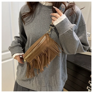Dettaglio borsa a tracolla con frange marrone scuro e spallina larga stampa boho