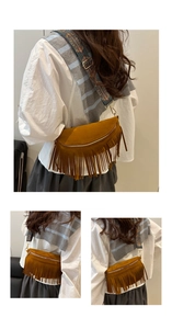 Dettaglio della borsa a tracolla in pelle scamosciata vintage con frange e tracolla etnica