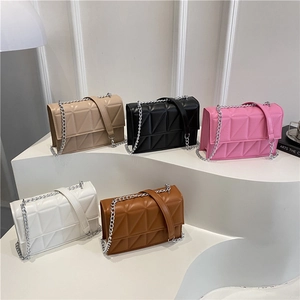 Sac à Épaule Femme Mode Cuir PU Matelassé Triangulaire Petit Sac Carré Bandoulière Chaîne Sac à Bandoulière Décontracté Quotidien