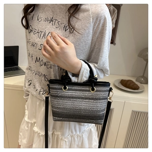 Détail du sac seau tissé avec dégradé de couleurs et bandoulière en cuir réglable