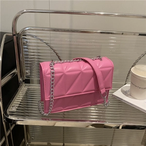 Sac à bandoulière matelassé rose avec gaufrage géométrique et esthétique moderne