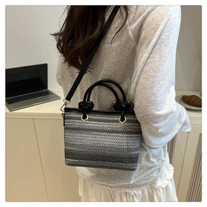 Sac seau ethnique en paille avec motif tissé noir et blanc et bandoulière en cuir au quotidien