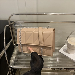 Sac à bandoulière matelassé beige avec chaîne argentée et rabat rectangulaire