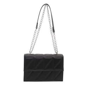 Sac à bandoulière matelassé noir classique avec chaîne argentée sur fond blanc neutre