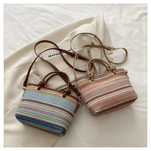 Détail de sacs fourre-tout tissés colorés avec poignées en cuir et bandoulière réglable