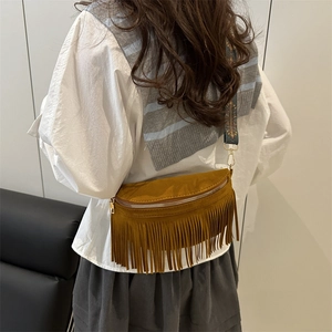 Borsa a tracolla marrone con frange e tracolla etnica mostrata su una modella di retro