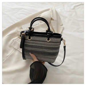 Détail du sac seau de style ethnique avec texture tissée et garniture en cuir