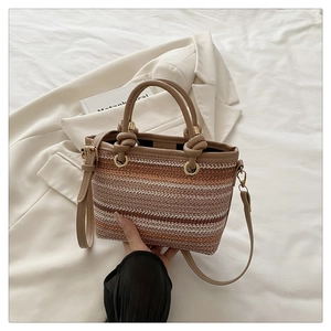 Détail d'un sac seau tissé ethnique coloré avec bandoulière en similicuir camel et métal doré