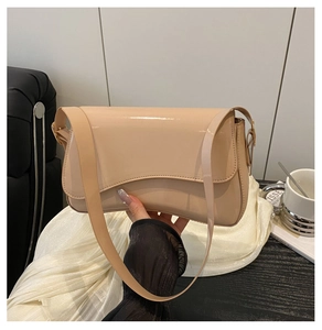 Detail showing the wavy edge of the beige patent leather shoulder bag with glossy finish
