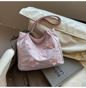 Detailaufnahme der rosa Tragetasche mit 3D-Netzschmetterlingen und Spitzenstoff