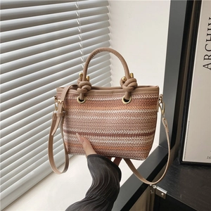 Sac seau ethnique en paille rayée avec bandoulière en cuir et boucles dorées