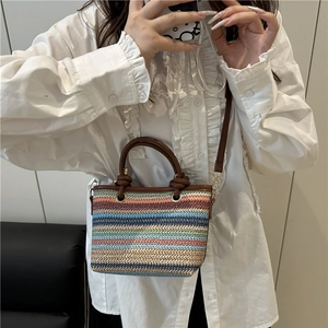 Sac seau bohème en paille tressée à rayures colorées avec anses en cuir marron pour l'été