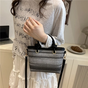 Sac seau en paille tressé avec dégradé gris et poignées en cuir noir élégantes
