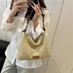 Grande borsa a tracolla in paglia beige con cinturini in pelle marrone e cerniera