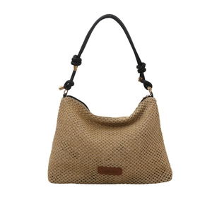 Grande borsa tote in paglia con toppa in pelle marrone e tracolla nera per donna