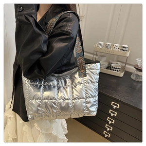 Sac cabas matelassé argenté avec bandoulière jacquard ethnique en intérieur moderne