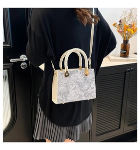 Detailansicht der Vintage-Handtasche mit gewebten Griffen und goldener Hardware