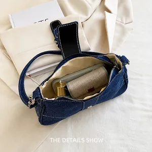 Vue détaillée de l'intérieur du sac d'épaule en denim bleu avec rangement interne