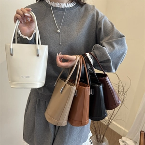 Sac seau minimaliste en cuir mat décliné en cinq couleurs avec gaufrage tendance