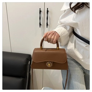 Details des runden Vintage-Gold-Drehverschlusses und der gewellten Klappe der Tasche