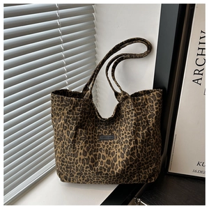Nahaufnahme der Canvas-Einkaufstasche mit Leopardenmuster und gewebtem Logo-Etikett