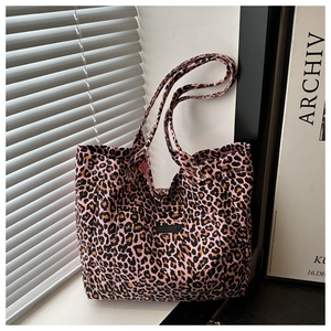 Detailaufnahme der rosa Leoparden-Stofftasche mit robustem Canvas-Gewebe und Front-Patch