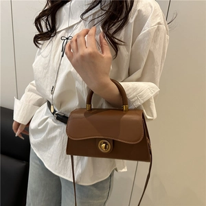 Elegante braune Lederhandtasche mit goldenem Verschluss und schmalem Schultergurt