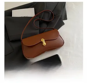 Sac bandoulière vintage en cuir marron avec fermoir doré et téléphone pour référence de taille