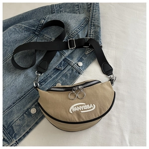 Détail du sac banane kaki montrant la broderie FANYISSA et le tissu en nylon durable
