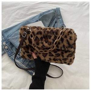 Détail du sac en peluche léopard avec bandoulière en cuir et chaîne décorative
