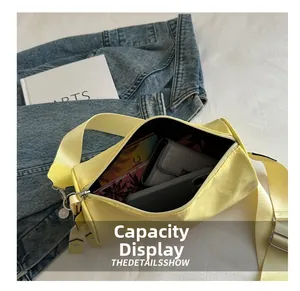 Détail montrant la capacité intérieure du sac bandoulière jaune avec bandoulière large