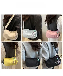 Sac bandoulière avec broderie affiché dans plusieurs styles de tenues quotidiennes
