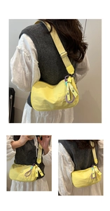 Détail du sac hobo jaune avec broderie de lettres et pendentif tressé coloré