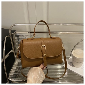 Sac à main chic marron caramel avec motif litchi, boucle dorée et bandoulière