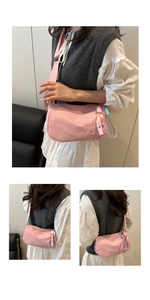 Vues détaillées d'un sac bandoulière rose avec broderie CHOU DU et bandoulière tissée