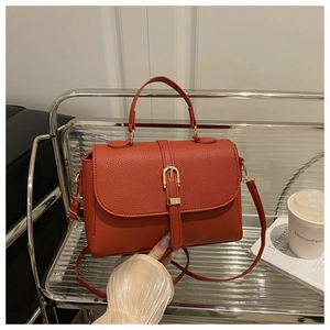 Sac à main rouge brique en cuir grainé avec boucle dorée et bandoulière réglable
