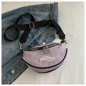 Détail du sac croissant lavande avec broderie FANYISSA blanche et zips métalliques