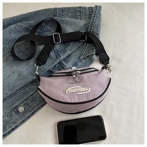 Détail du sac bandoulière lilas avec fermeture à anneau et référence de taille smartphone