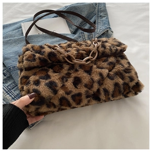 Détail du sac à main léopard en fausse fourrure avec chaîne marron et bandoulière