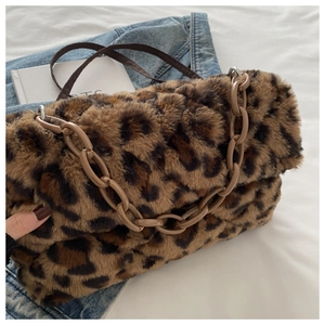 Gros plan sur la texture léopard en fausse fourrure et la chaîne du sac à bandoulière