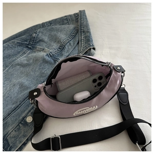 Détail de la capacité intérieure du sac bandoulière demi-lune en nylon violet clair