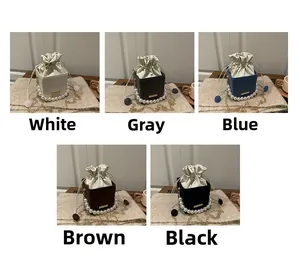 Set di borse a secchiello con coulisse in bianco, grigio, blu, marrone e nero con manici di perle