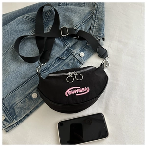Détail du sac de poitrine en toile noire en demi-lune avec logo rose et fermetures éclair