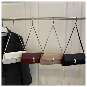 Quattro colori di borse sottobraccio minimaliste in pelle con fibbie dorate
