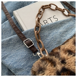 Détail du sac en peluche léopard avec poignée à grosse chaîne et bandoulière réglable