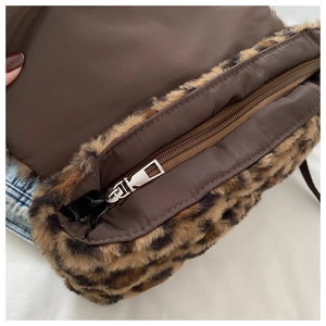 Détail du sac léopard en fausse fourrure avec doublure lisse et fermeture éclair en métal
