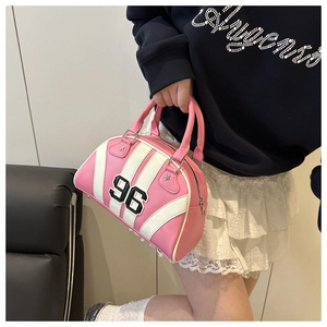 Détail du sac bowling rose et beige avec broderie 96 et rivets argentés en étoile