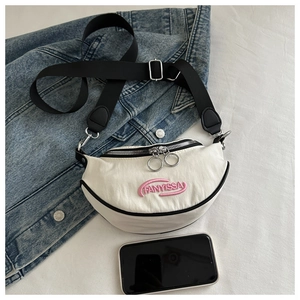 Détail du sac bandoulière blanc en croissant avec broderie rose et sangle noire