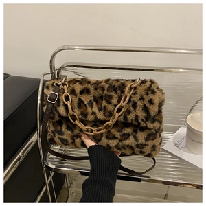 Détail du sac léopard en fausse fourrure avec chaîne en résine sur un support