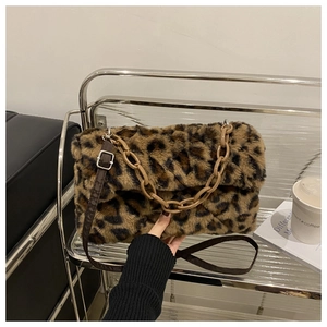 Détail du sac en fausse fourrure léopard avec chaîne en résine et bandoulière en cuir